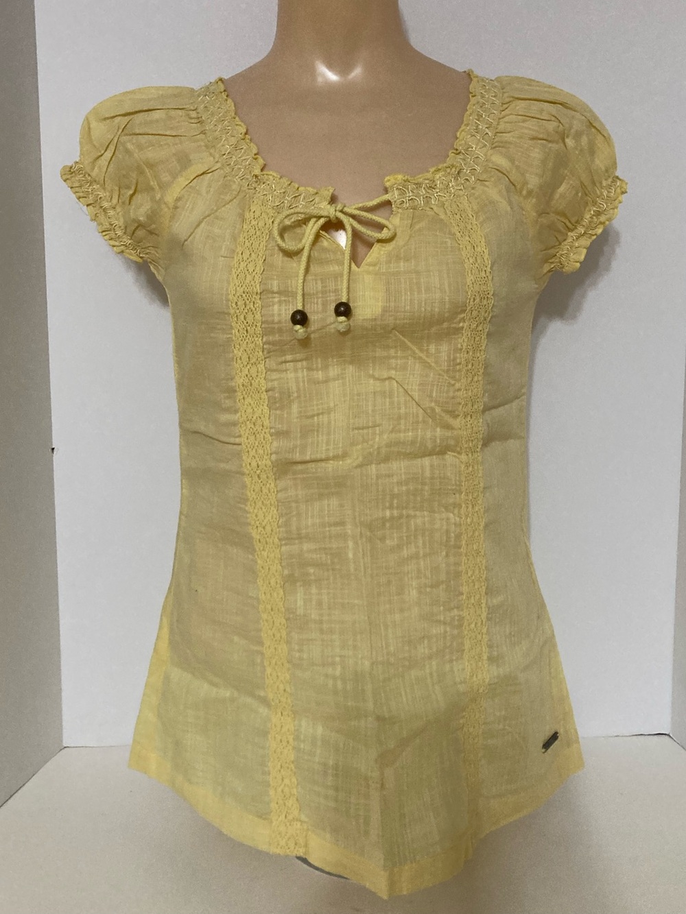 Vintage, Yellow Hang Ten Peasant Tie-Front Top. SSB3